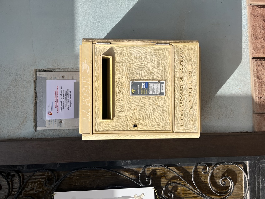 Boite aux lettres jaune 